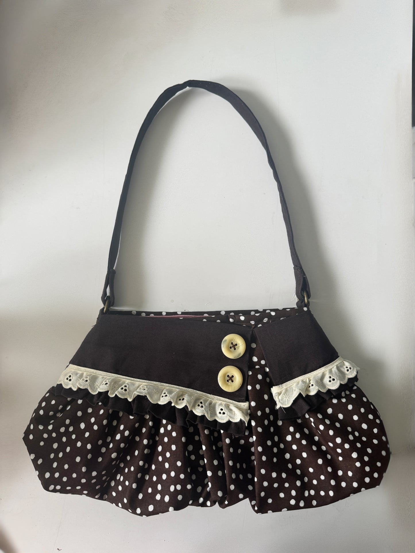 “collar motif” Pleated bag
