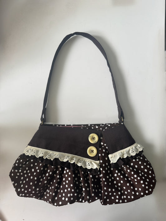 “collar motif” Pleated bag