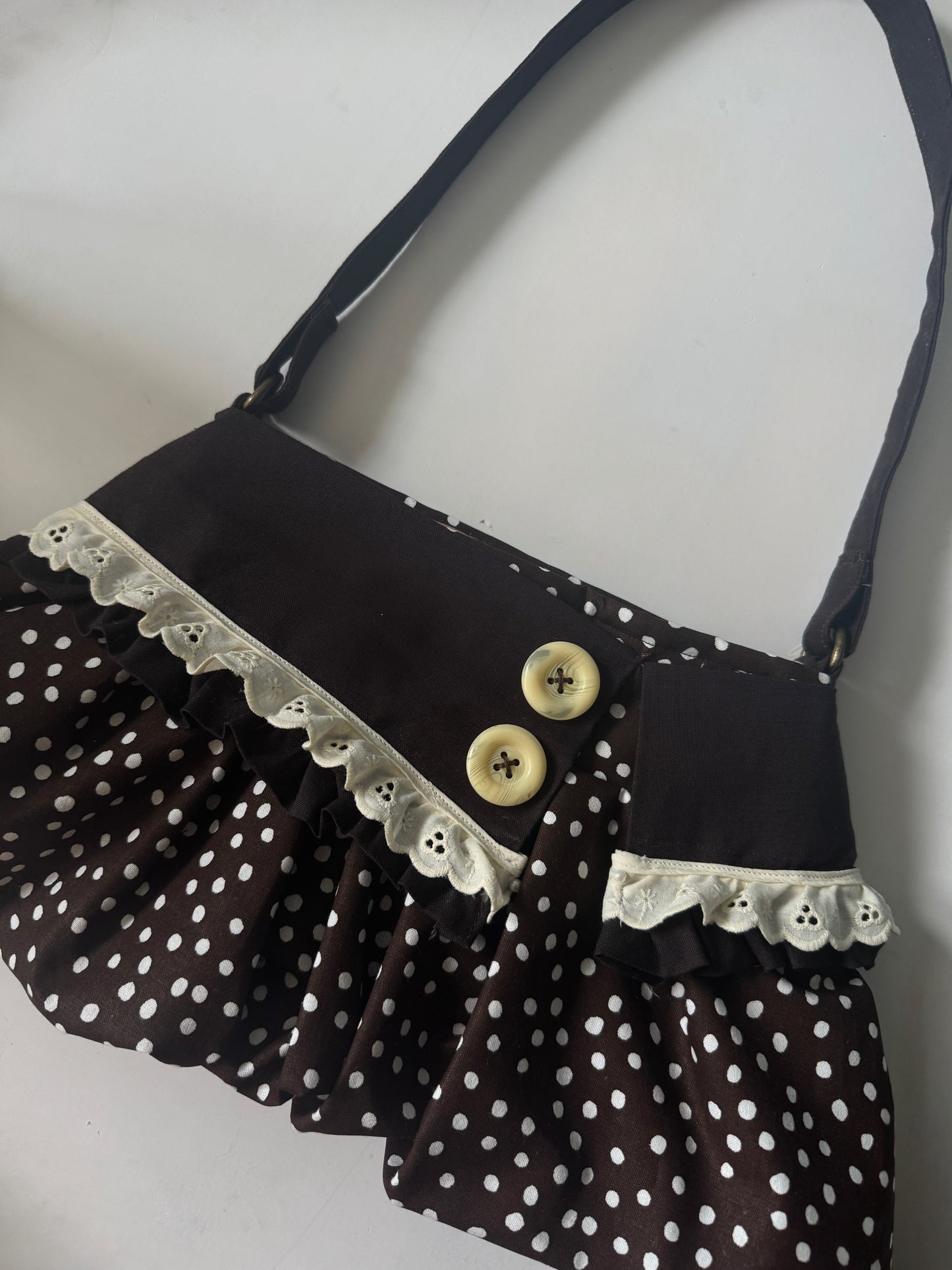 “collar motif” Pleated bag